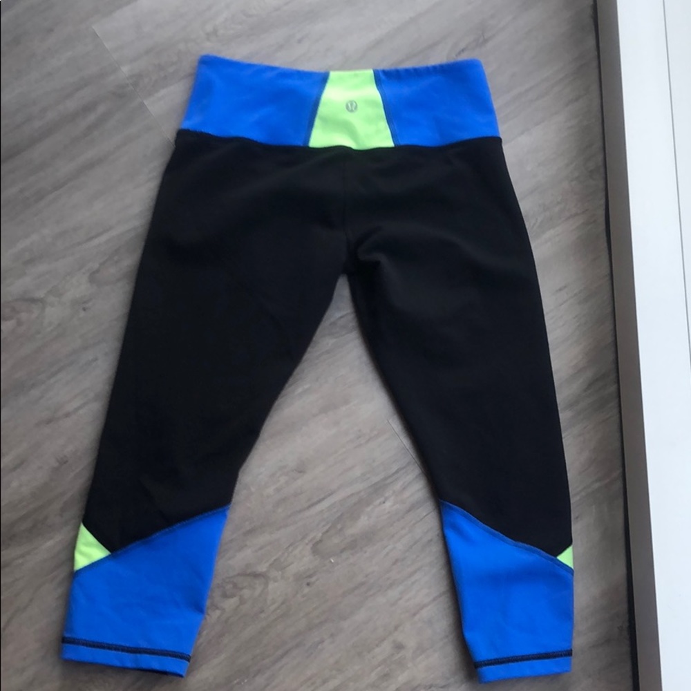 Black patterned lululemon crop leggings - Picture 2 of 5